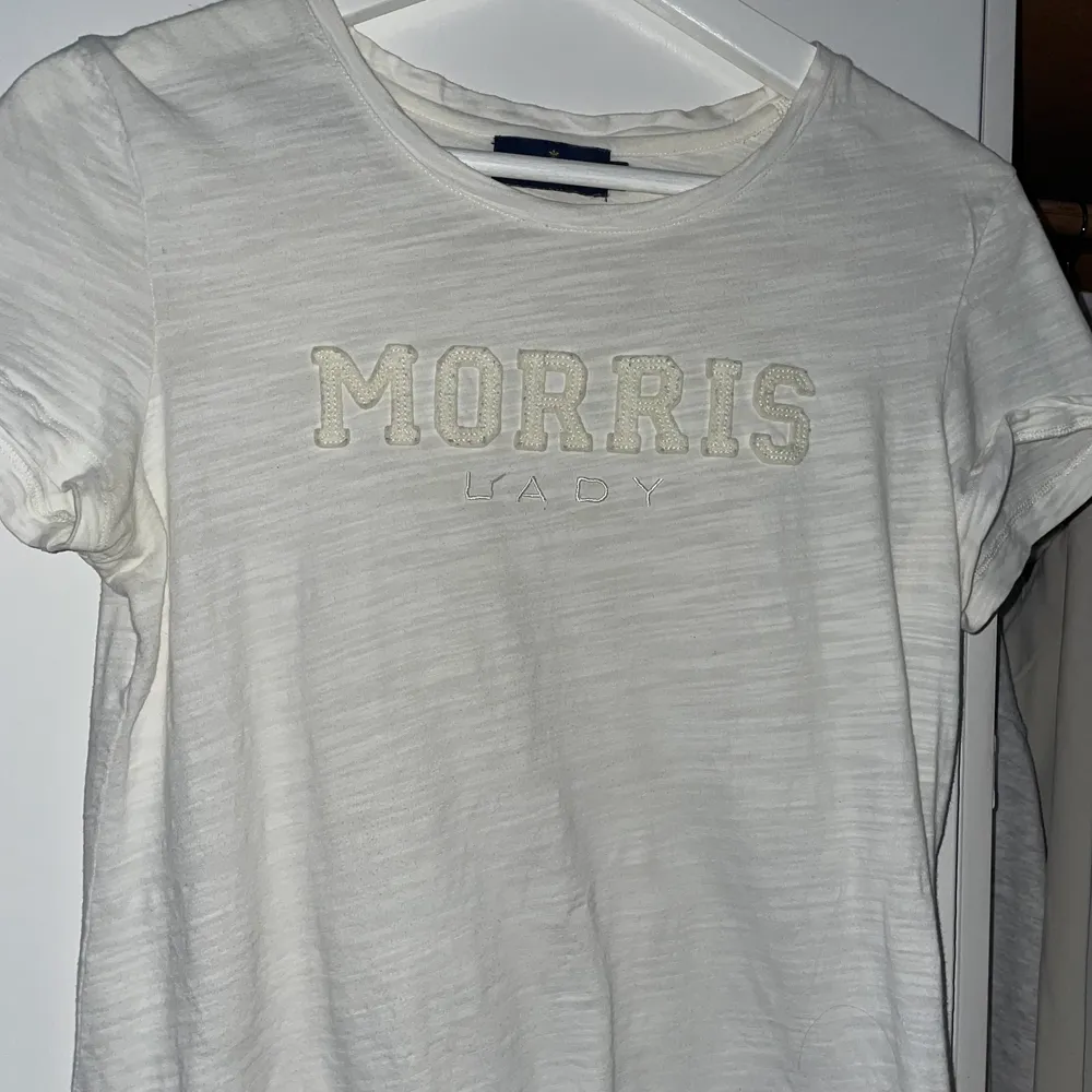 Säljer min superfina Morris t shirt! Storlek S men är stretchig. As fräsch o snygg , väldigt sparsamt använd. Nypris 599. . T-shirts.