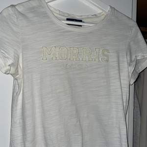 Säljer min superfina Morris t shirt! Storlek S men är stretchig. As fräsch o snygg , väldigt sparsamt använd. Nypris 599. 