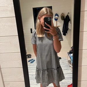 rutig klänning  - så snygg rutig klänning som är köpt på hm i storlek S. Superfint skick och använd fåtal gånger, säljer den endast för att jag har beställt en liknade. Köp direkt för 200kr eller buda från 150kr + frakt  🤍🤍🤍🤍