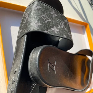 LOUIS VUITTON Waterfront Mule - LOUIS VUITTON ECLIPSE  MULE, storlek 43, väldigt sköna tofflor, har använt dem ett par gånger så släpper dem billigt, orginal priset 5.900kr  Kan diskutera pris vid snabba affärer🤝