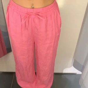 Rosa linnebyxor 💕 - Säljer mina rosa linnebyxor som inte har kommit till användning. Långa på mig som är 165. Färgen stämmer bra överens med bilden kanske något klarare. Säljs inte länge vad jag kan se på hemsidan💕 har bud på 250kr köp direkt för 300kr