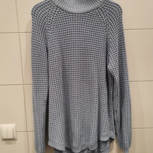 Blå stickad tröja  - Blå tröja i fint skick från Gina Tricot i strolek L ✨ Frakt tillkommer 💕