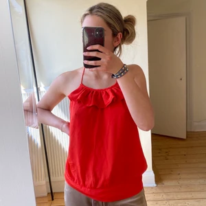 Röd topp - Jättefin röd topp från Hilfiger som inte säljs längre!! Storlek XS/S 