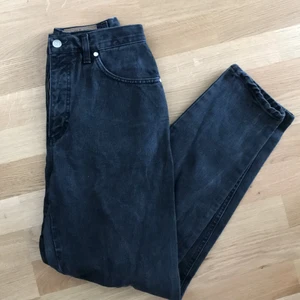 Svarta högmidjade jeans Belfe&Belfe - Supersnygga märkesjeans, står strl 44 men de är närmare small, mätte midjan till 27 inches. I bilden har jag strl small, är 176 cm lång. Antar att 44 är strl i nåt system jag inte känner till? Eller så har de krympt. Riktigt fin passform iaf!