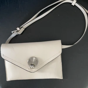 Väska - Från Zara, aldrig använd. Reglerbara axelband