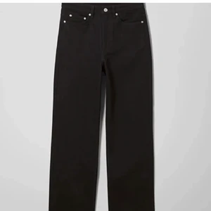 Svarta jeans  - Säljer mina svarta weekday jeans i storlek 25/30 och modellen rowe. Dom är helt oanvända och köpte dom för ungefär 1,5 månad sen. Köpare dom för 500kr men säljer för 340+ frakt. Kom privat för fler bilder!