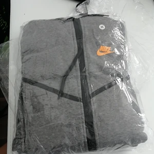 Oanvänd Nike dress - Säljer pga för stor och råka köpa 2 st. Pris kan diskuteras vid snabb affär, frakt kan fixas 