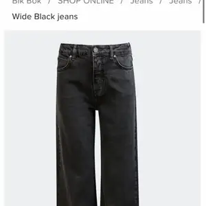 Ett par svarta jeans från bikbok som är använda två gånger och är i nyskick. Säljer pågund utav att dem är för stora. Nypris är 599kr och.
