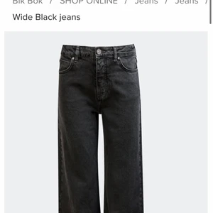 Bikbok jeans stl 28 - Ett par svarta jeans från bikbok som är använda två gånger och är i nyskick. Säljer pågund utav att dem är för stora. Nypris är 599kr och.