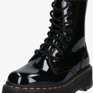 Dr. martens Jadon - Superfina docs i storlek 37, dem är använda 1-2 gånger och är i super kvalitet. Säljs då de är för små, nypris 2300 :)  budning sker i kommentarerna för de som bor i götet så kan jag mötas upp annars betalar köparen frakt. 🌻🌻