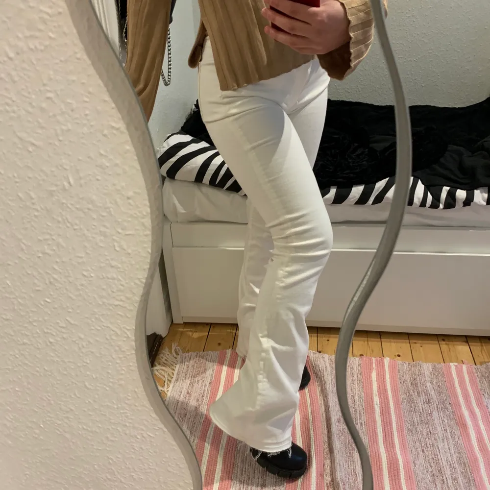 vita nya bootcut jeans från zara 🥰🥰 medium waist 💕. Jeans & Byxor.