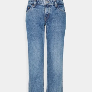 Weekday Arrow low - Säljer dessa skitsnygga lowwaisted jeansen från weekday som är slutsålda! Är tyvärr alldeles för stora för mig );. Använda 3/4 gånger och i superfint skick! ❣️Frakt tillkommer