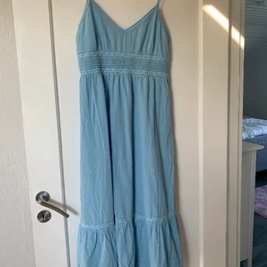 Blå långklänning  - Säljer nu min älskadd lpngklänning i en superhärlig blå färg, den är från Hm och köptes förra sommaren men är sparsamt använd ❤️ skriv för frågar osv