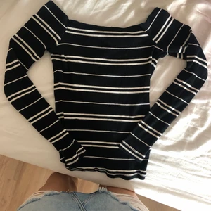 Off shoulder topp - Off shoulder top från bikbok, storlek xs🦋🤍 lite croppad🦋