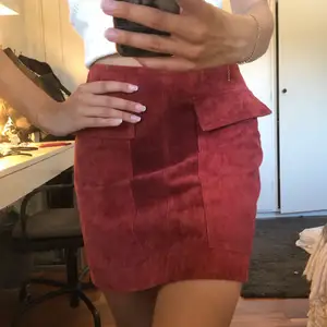 Så cool kjol i mocka liknande material💕knappt använd 