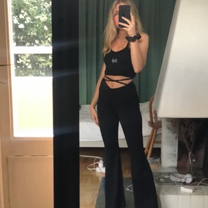 byxor!! - säljer dessa svarta, asballa utsvängda byxor!! kan knytas lite som man vill, tex på ryggen som jag har gjort🥰🥰 