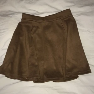 Mocka kjol från h&m - Jättesöt brun mocka kjol från H&m. Lapparna är avklippta men det är storlek 34/XS. Guldig dragkedja💖