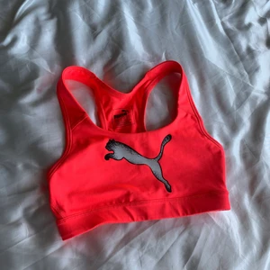 Puma träningstopp, str xs - Puma träningstopp i neonrosa, passar lite yngre med liten byst