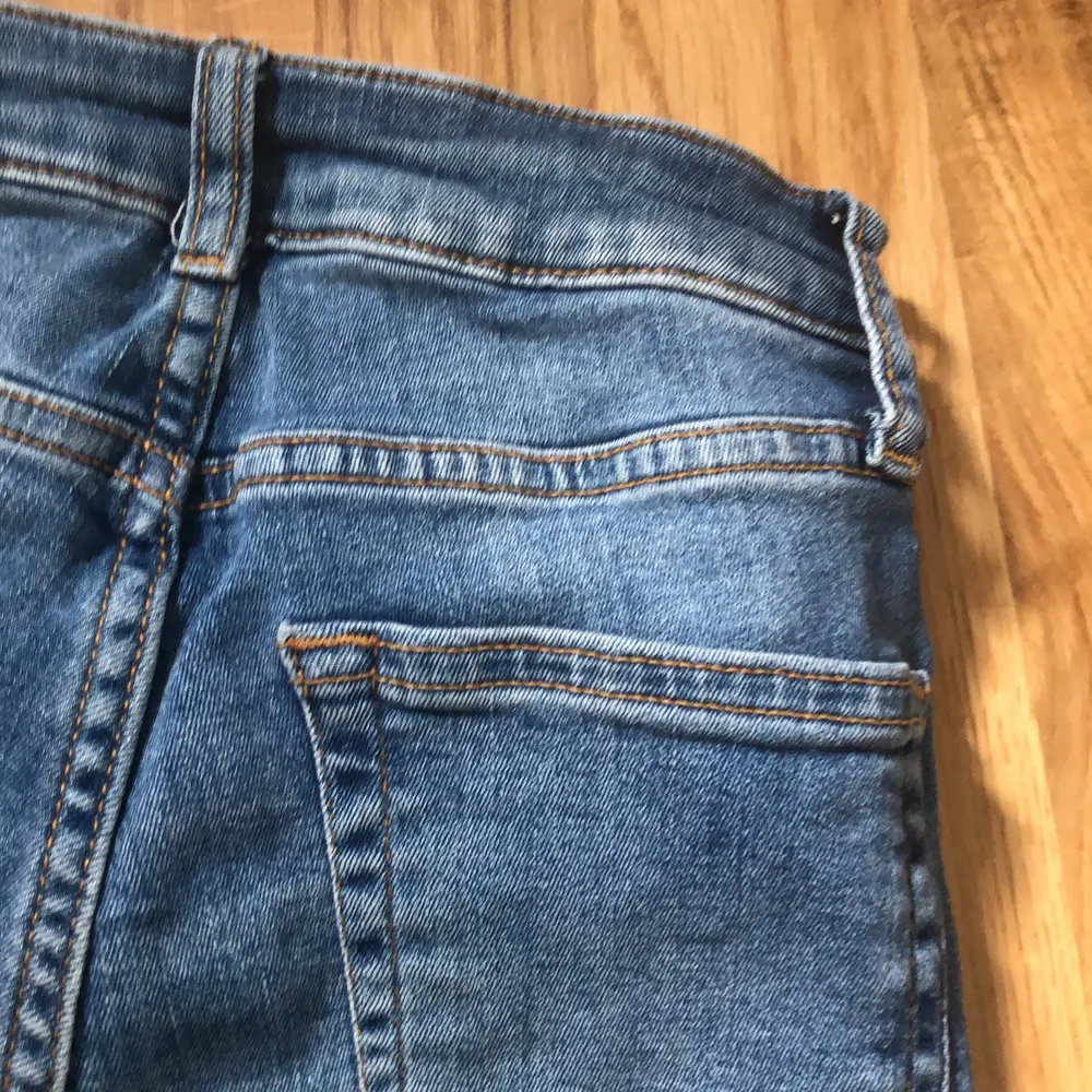 Säljer nu dessa jeans då dom it har kommit till användning. Dom är i bra skick och passar er som är ca 163 cm.. Jeans & Byxor.