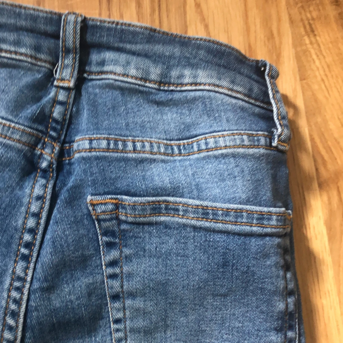 Utsvängda jeans strl xs  - 91