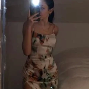 Klänning - Jättefin mönstrad klänning, aldrig använd bara testad så den är i väldigt bra skick.