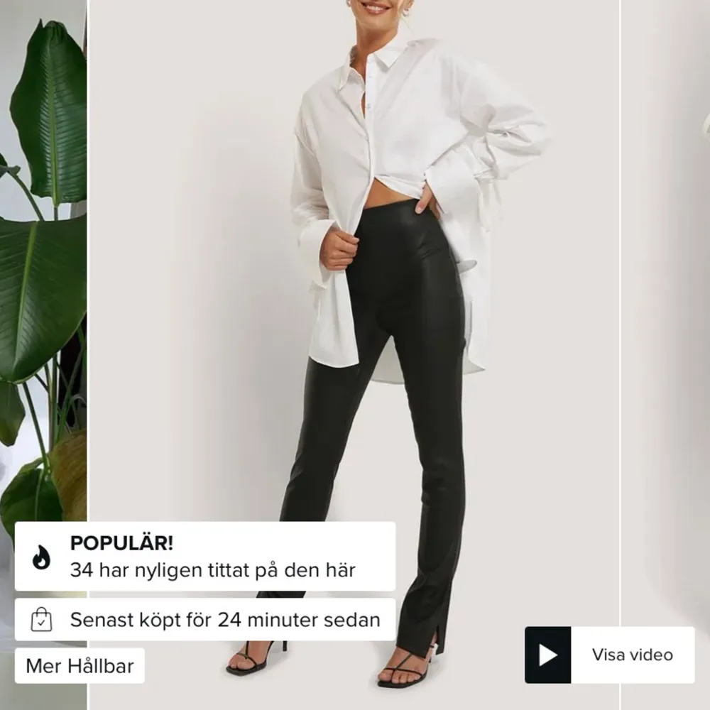 Säljer tvär snygga skinbyxor. Använt få tal gånger . Jeans & Byxor.