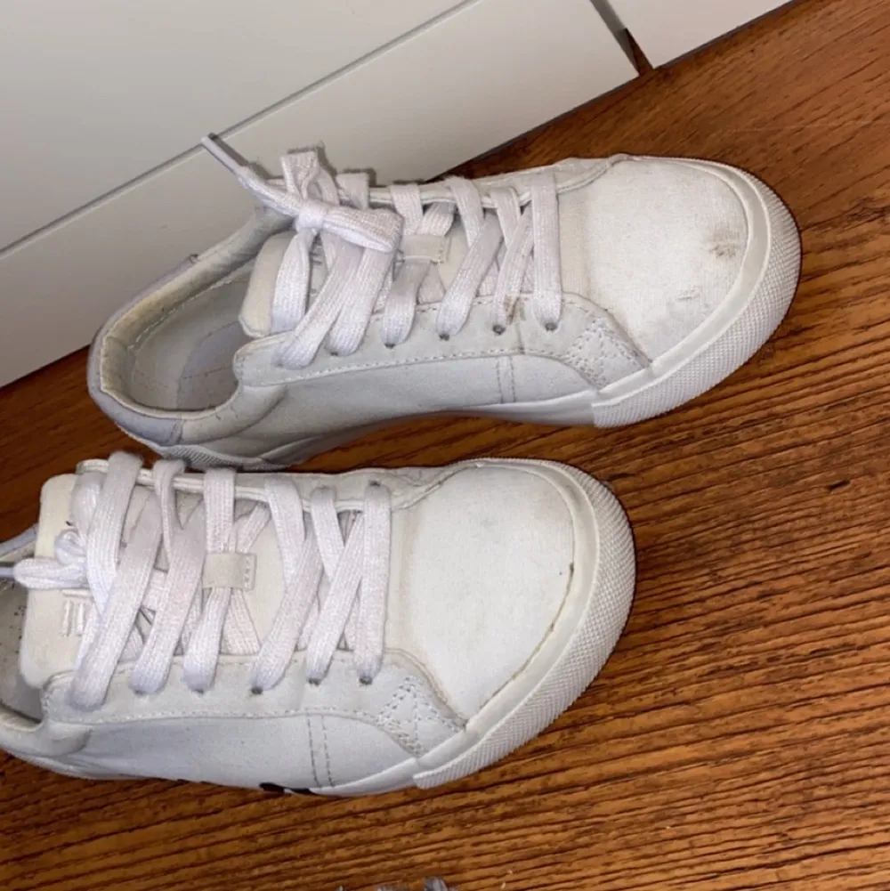 Ett par vita fila skor som är använda några gånger. Dom är i ett acceptabelt skick. 100kr + 115kr frakt. Skor.