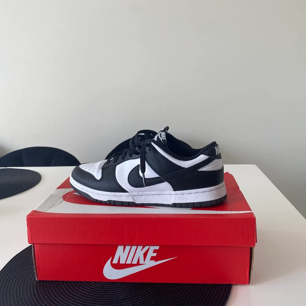 Helt nya dunk low från restocks. Testanvända en gång men tyvärr passar inte storleken så säljer dessa snygga trendiga skor. Nypris 2465kr. Kvitto finns om man skriver privat. . Skor.