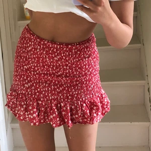 finaste röda sommarkjolen - röd och vitblommig kjol som jag kan minnas är från BERSHKA! så jäkla fin men har tyvärr blivit lite liten på mig ❤️ volang nertill och en verklig sommardröm. STORLEK: XS-S