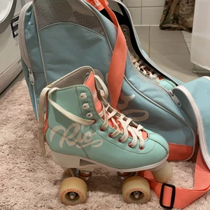 Rullskridskor  - Säljer mina jätte snygga rullskridskor i storlek 37, växt ur dem. För 700 och är köpta för 1249. Väldigt sköna och fina . Då det bara är 🛼 och inte väskan.