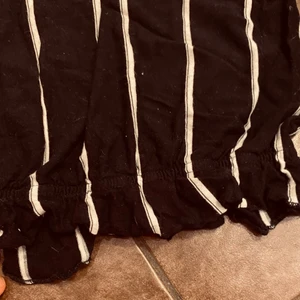 Ex.en Lång armadtröja med färgen svart-vit.den har även bruna knapar hela vägen ner till slutet av tröjan. - Den sitter väldigt bra,den är också ganska tun som man kan ha på sommaren.storlek :170,den är 3-5 veckor gammal.😊