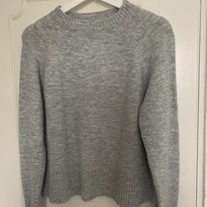 Stickad ljusgrå tjocktröja - Stickad ljusgrå tjocktröja från mango i storlek xs/s