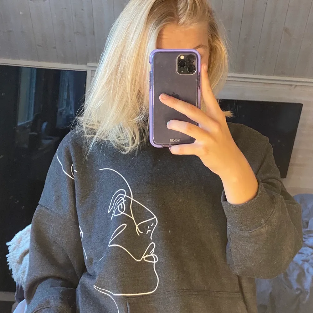 Jag säljer denna hoodie med tryck på utav de stjäl att den aldrig kommer till användning. Har använt en få ta gånger och känner att den bara hänger i garderoben utan anledning.. Tröjor & Koftor.