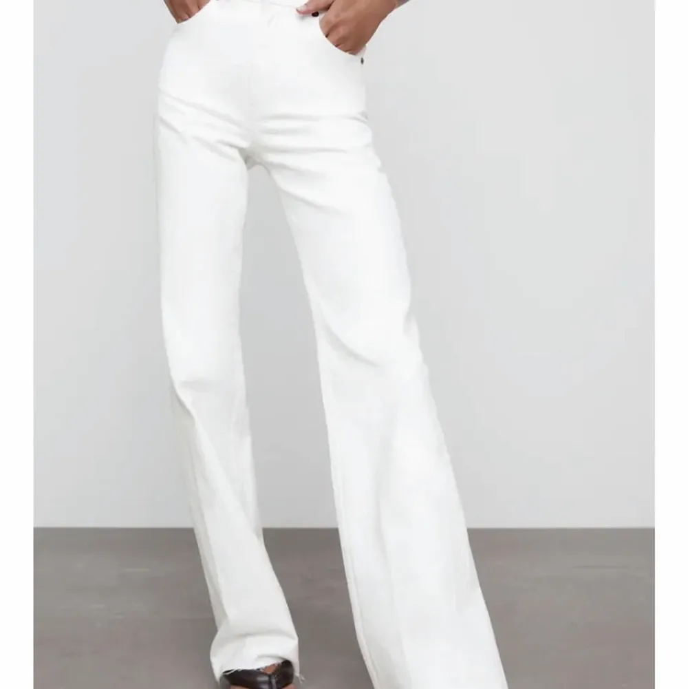 Ett par skitsnygga vita white leg jeans från zara, de är knapp använda men däremot avklippta så de passar någon som är ungefär 160 cm! ❤️. Jeans & Byxor.