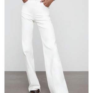 Ett par skitsnygga vita white leg jeans från zara, de är knapp använda men däremot avklippta så de passar någon som är ungefär 160 cm! ❤️