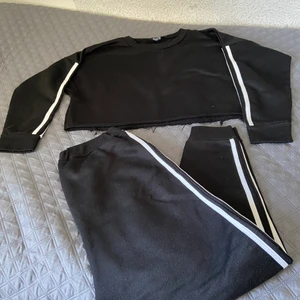 Boohoo mys set - Ett mjukis set från boohoo. Crop top med två vita streck längs ärmarna och högmidjade byxor med två vita streck på sidan. Endast använd ett fåtal gånger men använder inte längre.  