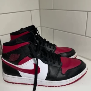 Jordan 1 Noble Red  - Säljer mina skitsnygga Air Jordan 1 i färgen noble red!! Köpta på footlocker och är i väldigt bra skick 💞 storlek 37,5 men passar allt mellan 36-38 :) kan tyvärr inte hitta kvittot (därav priset) men jag har klistermärket som man får med. Frakten ingår! 😁😁😁