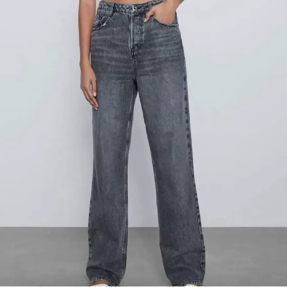 Populära slutsålda jeans från Zara, strl.36. Köpta på plick, avklippta sedan tidigare, säljer pga för små, (250kr+frakt) . Jeans & Byxor.