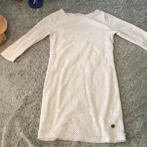 Jätte fin klänning - Jätte fin vit klänning med blommor på 