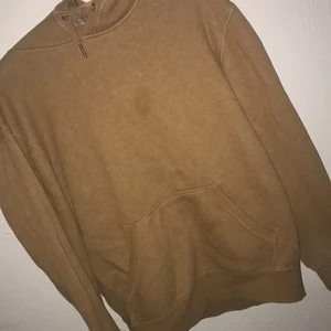 Mysig hoodie - Orange brun hoodie den har en liten fläck på framsidan men det är inte så tydligt. 
