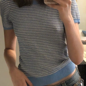 Zara tröja storlek M - Bra skick förutom två små trådar som har gått och ett litet hål i kragen vid nacken. Inget som syns när man har den på sig! Skriv för fler bilder på det. Budet är bindande och frakt tillkommer med 20kr ❤️ storlek M men passar även mindre