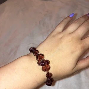 Lila/brunt armband - Armbandet ser lite mer brun ut på bilderna. Men ser lite mer lila ut i verkligheten💜🤎 För mer bilder/info bara dm:a mig😊