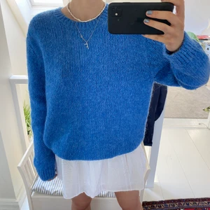 Zara tröja - En superfin blå stickad tröja från Zara som är helt oanvänd med prislapp kvar! Storleken är xl men skulle snarare säga att den är som en m, jag på bilden bär vanligtvis s o den sitter perfekt oversized på mig. Slutsåld, älskar färgen!