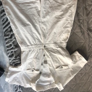 Vit overall  - Vit shorts overall