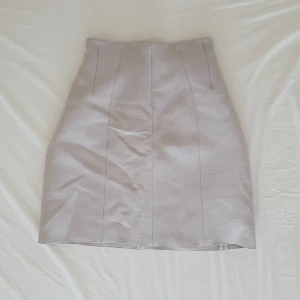 Marc Jacobs kjol - Marc Jacobs strukturerad ljusgrå kjol i ull-blandning. Storlek 2 (US), men lite stor i storleken, passar mer som en US 4, EU strl 34 (S) Midjan är 66cm och längden 54cm. Ny med etiketter kvar, ej använd endast provat.