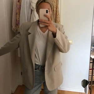 Beige oversized kavaj - En toppenkavaj!! Så fin färg och passform. Det står ingen storlek i den men det är en herrmodell = lite större axlar och vidare i ärmarna. Säljer för 200kr. Gratis frakt 🥳
