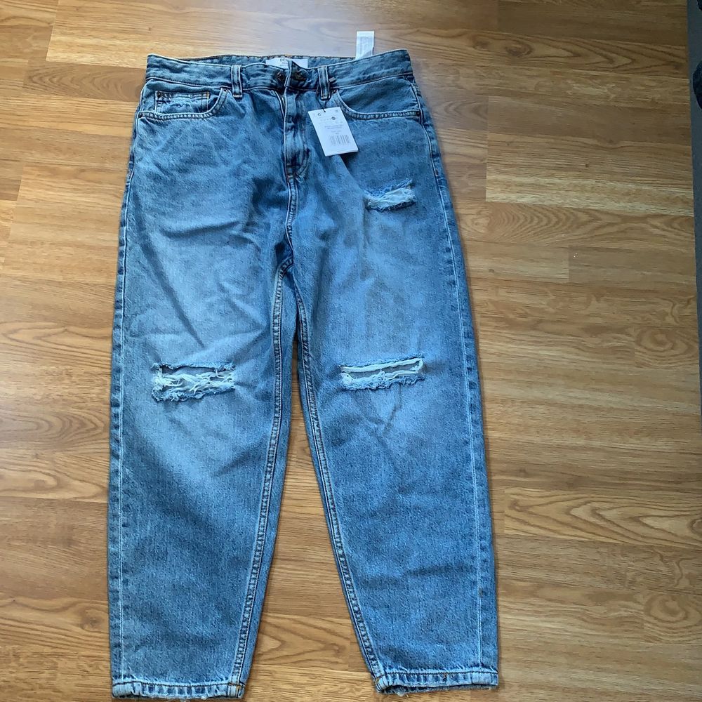 Säljer ett par nya blåa mom jeans från bershka. Dessa byxor är i storleken 42 och är helt nya! Säljs pågrund av fel storlek!. Jeans & Byxor.