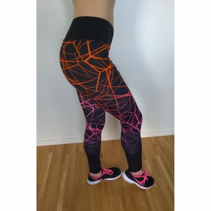 Träningsbyxor strl M  - Supersköna träningsbyxor som jag haft på mig endast några gånger, då de är lite för stora för mig. Skicka PM för fler bilder :) 