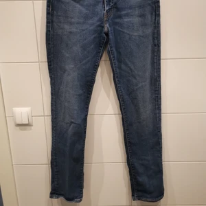 Levi's jeans - Jeans från Levi's i fint skick. Storlek w 33 l 34 🥰Gratis frakt 💕