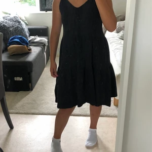 Klänning - Säljer denna trendiga super fina klänningen från hm,säljer pågrund av att jag har en massa andra klänningar och att denna inte kommer till andvändning. Klänningen är riktigt luftig och jätte skön och stretchig.klänningen är andvänd bara när jag prova den